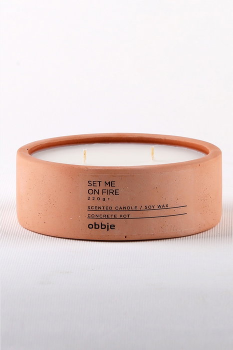 Aberto Design Set Me On Fire Flat Vela perfumada Manzana Canela Hormigón Rosa 12x4.5 cm